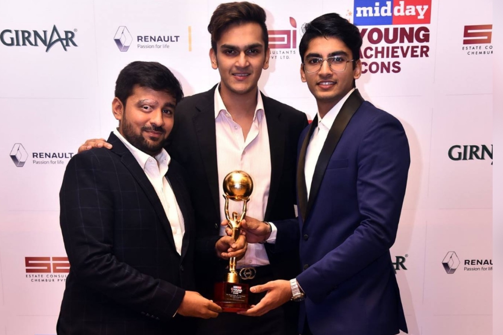 Manan Mehta receiving a Young Achiever Icons award